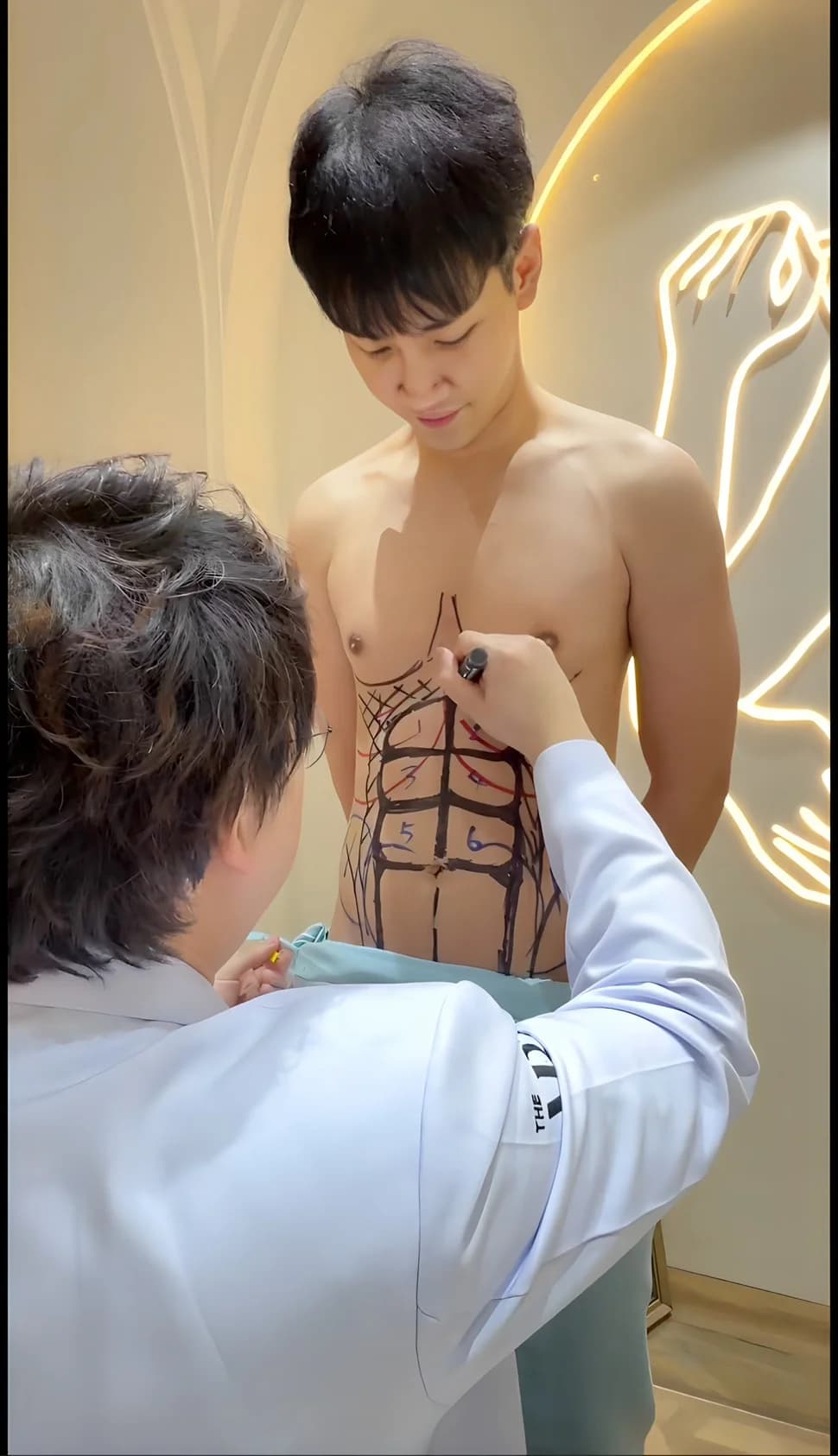 Kimmon展示腹肌的照片