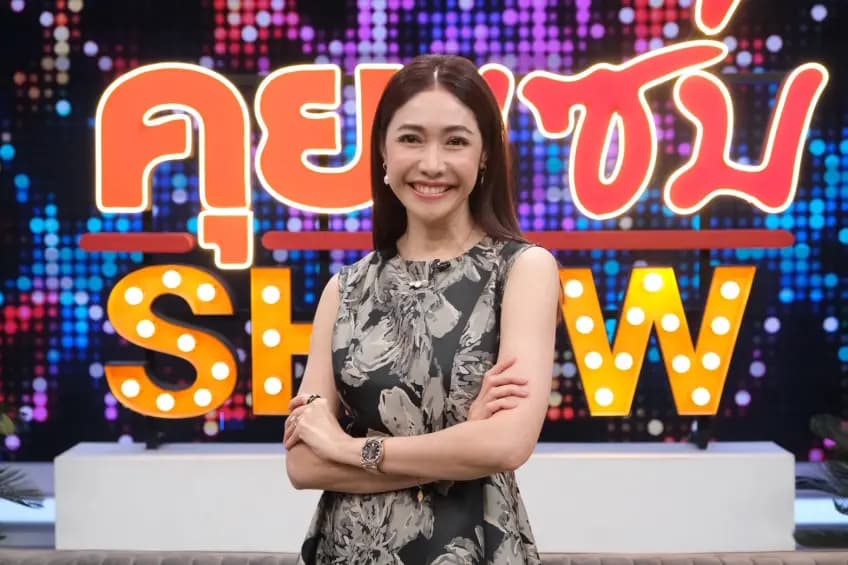 老师恩戈·拉斯苏坤讲述童年阴影与催眠治疗的场景