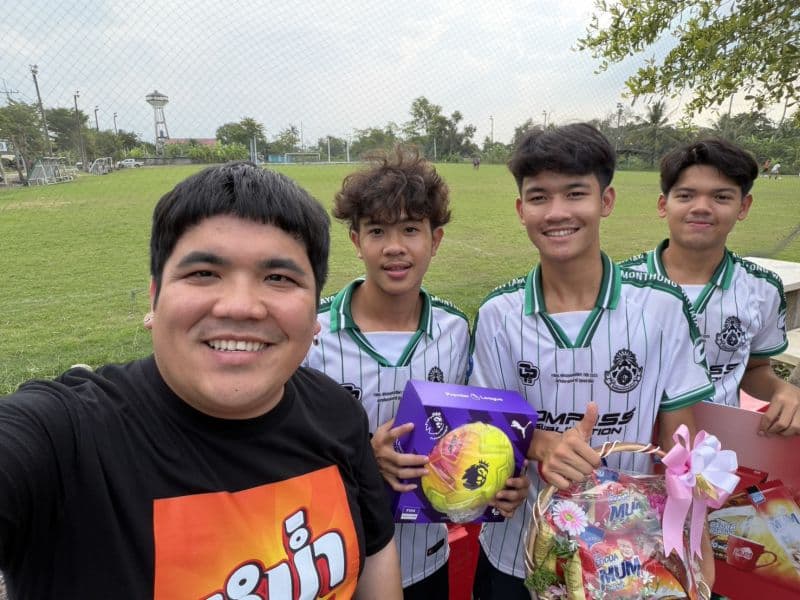 杰克·范灿与慕安通维塔亚队成员互动场景