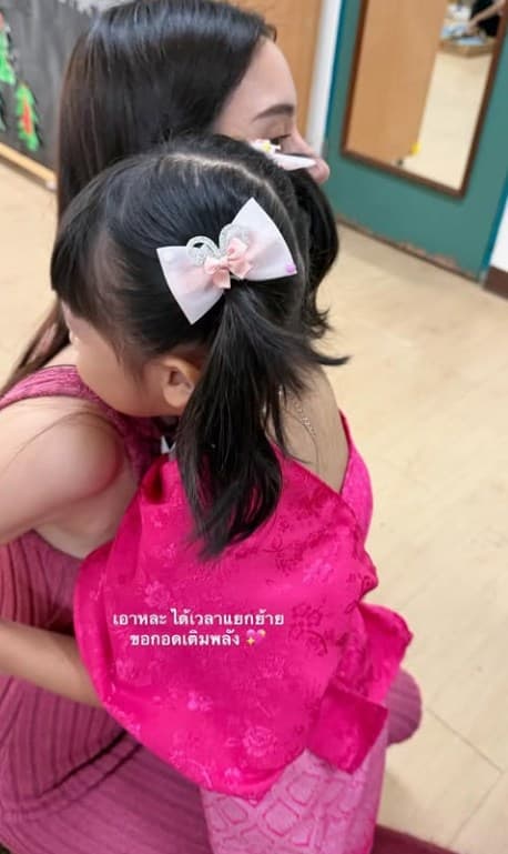 孩子穿着泰国传统服饰的可爱照片