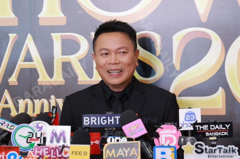 蒙肯·盖恩坤感谢团队与前辈的照片