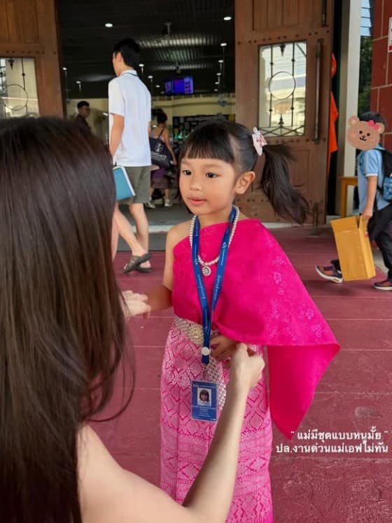 内·帕法达与孩子的互动瞬间照片