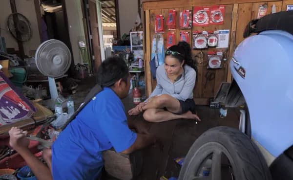 下肢残疾的查恩·蒂骑着自行车经过