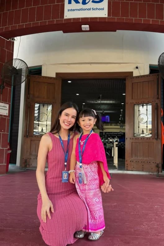 母子俩穿着传统服饰的温馨合影