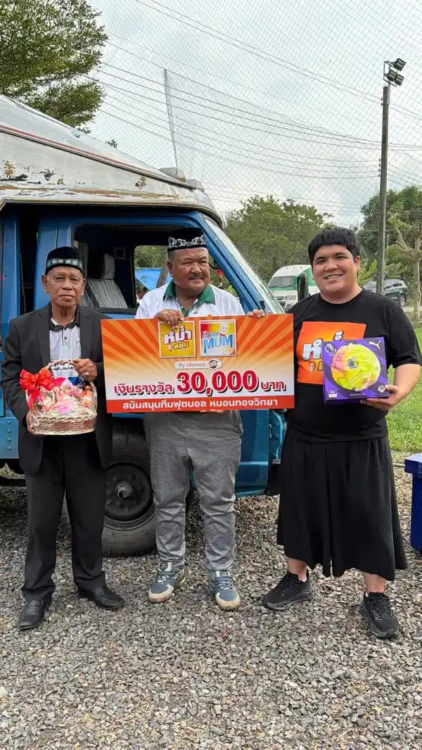 金枕头学院足球队成员接受资助的合影