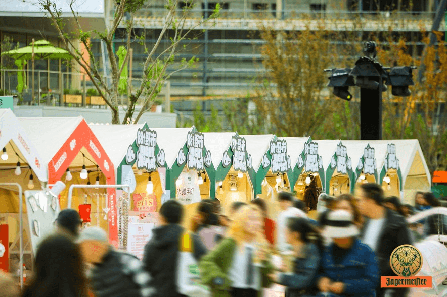 活动现场人群狂欢场景